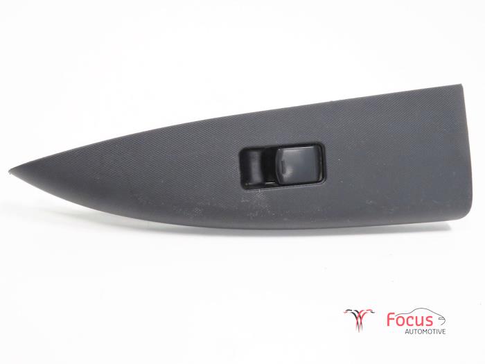 Usados Interruptor de ventanilla eléctrica Nissan Note (E11) 1.4 16V Precio € 10,00 Norma de margen ofrecido por Focus Automotive