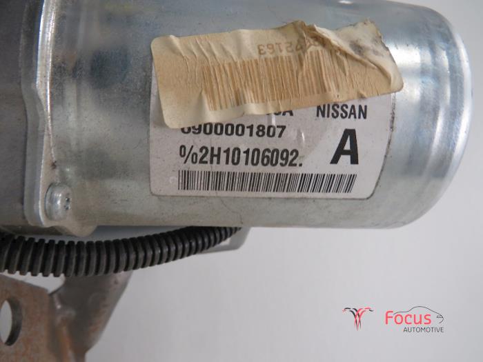 Bomba de dirección asistida de un Nissan Note (E11) 1.4 16V 2010