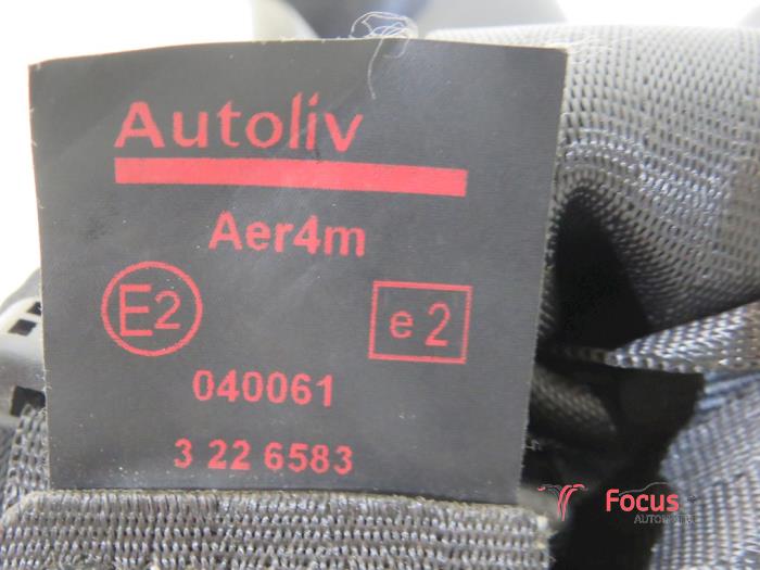 Cinturón de seguridad izquierda detrás de un Peugeot 308 (4A/C) 1.6 HDi 2013