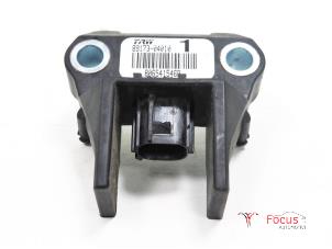 Używane Czujnik kolizji z pieszym Toyota Yaris II (P9) 1.0 12V VVT-i Cena € 15,00 Procedura marży oferowane przez Focus Automotive