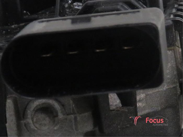 Mecanismo y motor de limpiaparabrisas de un Seat Ibiza IV (6J5) 1.6 TDI 90 2013