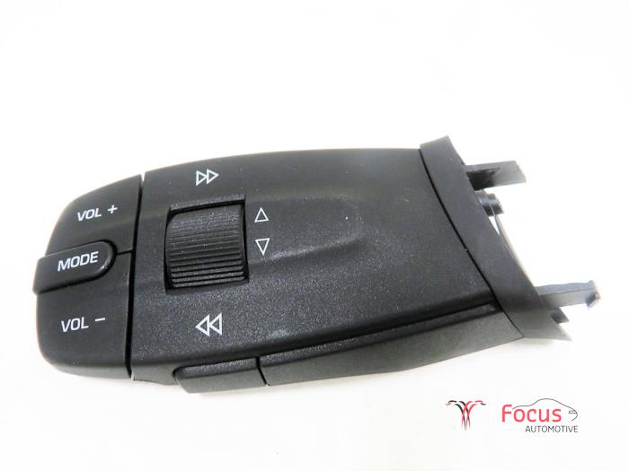 Steering wheel mounted radio control from a Seat Ibiza IV (6J5) 1.6 TDI 90 2013