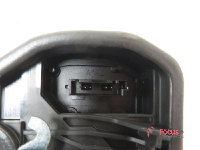 Rear door lock mechanism 4-door, left from a BMW 3 serie Touring (F31) 320d 2.0 16V Efficient Dynamics Edition 2014