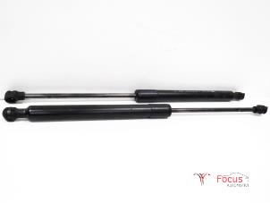 Used Set of tailgate gas struts Renault Clio IV Estate/Grandtour (7R) 1.5 Energy dCi 90 FAP Price € 19,95 Margin scheme offered by Focus Automotive