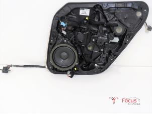 Używane Mechanizm szyby prawej tylnej wersja 4-drzwiowa Volvo V40 Cross Country (MZ) 1.6 D2 Cena € 55,00 Procedura marży oferowane przez Focus Automotive