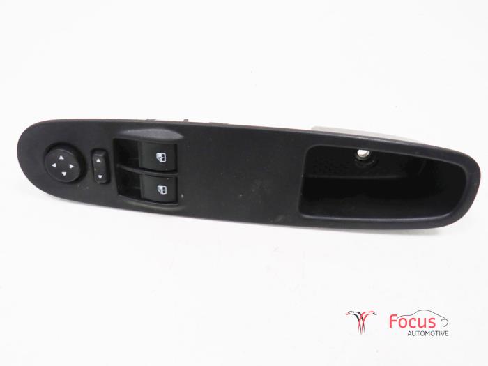 Usados Interruptor combinado de ventanillas Fiat Punto III (199) 1.3 JTD Multijet Start&Stop 16V Precio € 25,00 Norma de margen ofrecido por Focus Automotive