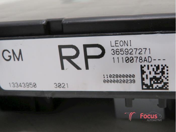 Skrzynka bezpieczników z Opel Astra J Sports Tourer (PD8/PE8/PF8) 1.3 CDTI 16V ecoFlex 2012