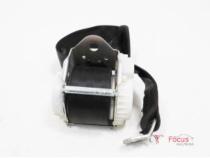 Used Rear seatbelt, right Volkswagen Eos (1F7/F8) 2.0 TDI DPF Price € 30,00 Margin scheme offered by Focus Automotive