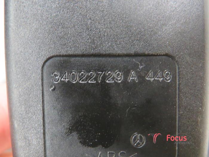 Insertion ceinture de sécurité arrière droite d'un Mercedes-Benz E (W212) E-220 CDI 16V BlueEfficiency,BlueTEC 2009