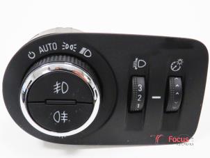 Używane Przelacznik swiatel Opel Corsa E 1.2 16V Cena € 20,00 Procedura marży oferowane przez Focus Automotive