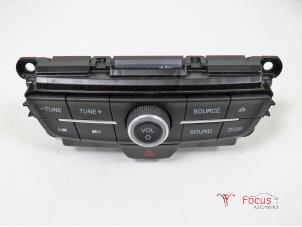Używane Panel obslugi radia Ford Focus 3 Wagon 1.0 Ti-VCT EcoBoost 12V 100 Cena € 55,00 Procedura marży oferowane przez Focus Automotive