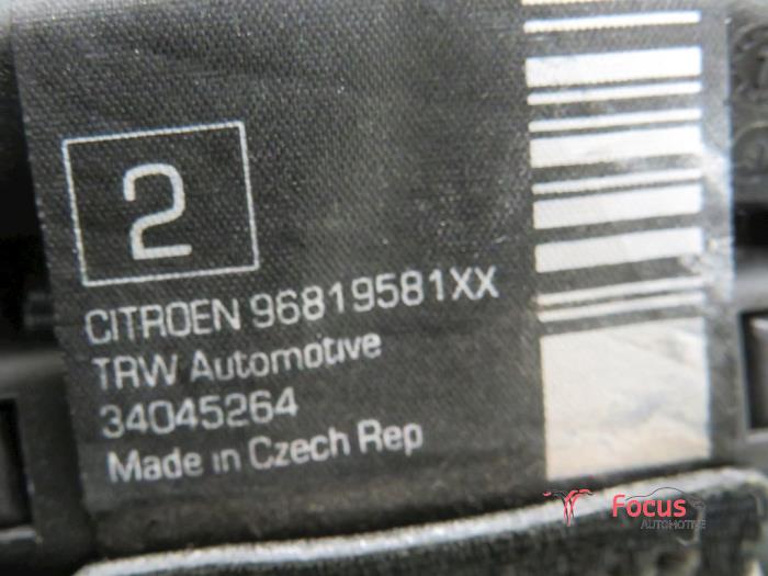 Rear seatbelt, left from a Citroën C3 (SC) 1.1 2012
