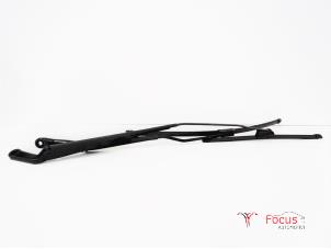 Usados Brazo delantero de limpiaparabrisas Peugeot 206+ (2L/M) 1.1 XR,XS Precio € 15,00 Norma de margen ofrecido por Focus Automotive