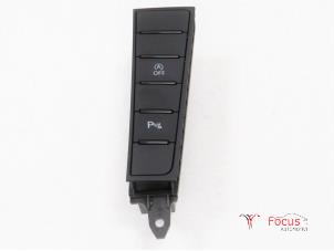 Usados Interruptor PDC Volkswagen Passat Variant (365) 1.4 TSI 16V Precio € 25,00 Norma de margen ofrecido por Focus Automotive