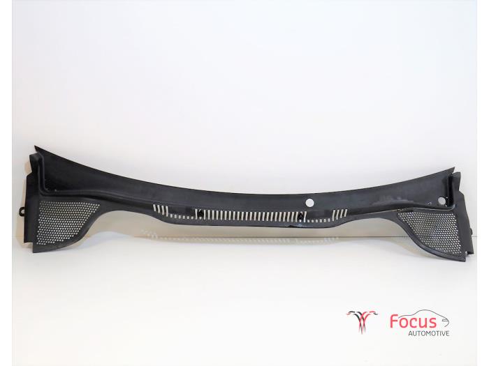 Cowl top grille from a Seat Ibiza IV SC (6J1) 1.2 TDI Ecomotive 2010
