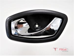 Używane Uchwyt drzwi lewych przednich wersja 4-drzwiowa Renault Clio IV (5R) 0.9 Energy TCE 90 12V Cena € 7,95 Procedura marży oferowane przez Focus Automotive