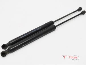Used Set of tailgate gas struts Renault Clio IV Estate/Grandtour (7R) 1.5 Energy dCi 90 FAP Price € 19,95 Margin scheme offered by Focus Automotive