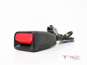 Usagé Insertion ceinture de sécurité avant droite Kia Cee'd (EDB5) 1.4 CVVT 16V Prix € 15,00 Règlement à la marge proposé par Focus Automotive