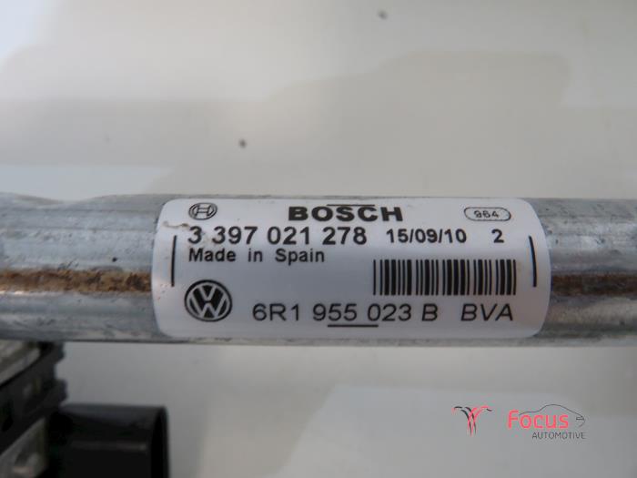 Mecanismo y motor de limpiaparabrisas de un Seat Ibiza IV (6J5) 1.2 12V 2010