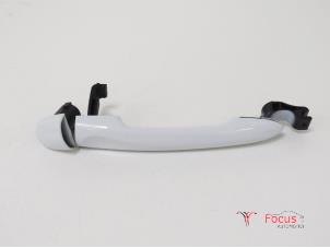 Used Front door handle 4-door, right Renault Clio IV (5R) 0.9 Energy TCE 90 12V Price € 17,95 Margin scheme offered by Focus Automotive