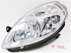 Używane Reflektor lewy Lancia Ypsilon (843) 1.2 Cena € 100,00 Procedura marży oferowane przez Focus Automotive
