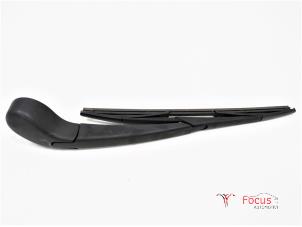 Usagé Bras essuie-glace arrière Ford Focus 3 1.0 Ti-VCT EcoBoost 12V 100 Prix € 25,00 Règlement à la marge proposé par Focus Automotive