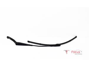 Used Front wiper arm Opel Corsa E 1.4 16V Price € 7,50 Margin scheme offered by Focus Automotive