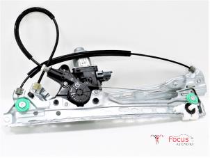 Używane Mechanizm szyby lewej przedniej wersja 4-drzwiowa Renault Megane IV Estate (RFBK) Cena € 55,00 Procedura marży oferowane przez Focus Automotive