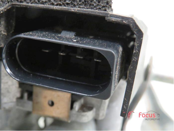 Wiper motor + mechanism from a Volvo V40 (MV) 1.6 D2 2015