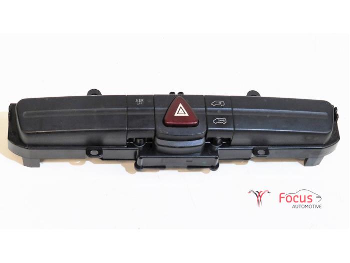 Usados Interruptor de luz de pánico Mercedes Sprinter 3,5t (906.63) 311 CDI 16V Precio € 15,67 IVA incluido ofrecido por Focus Automotive