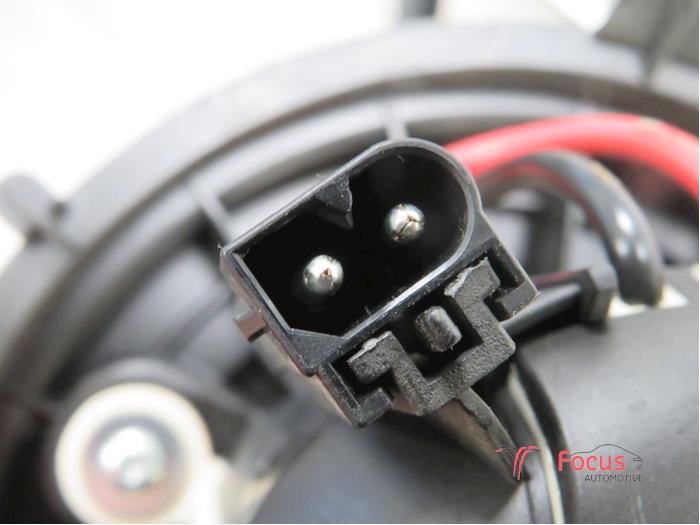 Heating and ventilation fan motor from a MINI Mini (R56) 1.6 16V One 2013