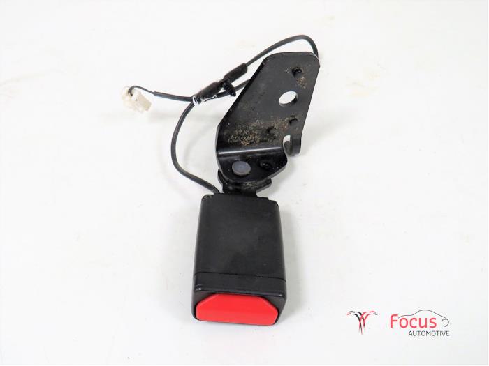 Rear seatbelt buckle, right from a Peugeot 508 SW (8E/8U) 1.6 HDiF 16V 2011