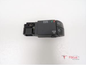 Used Steering wheel mounted radio control Renault Clio IV (5R) 0.9 Energy TCE 75 12V Price € 8,95 Margin scheme offered by Focus Automotive