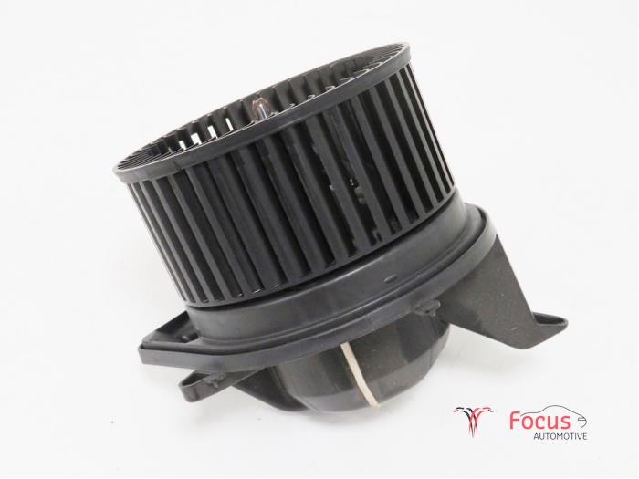 Heating and ventilation fan motor from a MINI Mini (R56) 1.6 16V One 2013