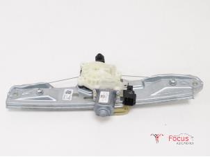 Używane Mechanizm szyby lewej tylnej wersja 4-drzwiowa Ford Focus 3 1.0 Ti-VCT EcoBoost 12V 100 Cena € 35,00 Procedura marży oferowane przez Focus Automotive