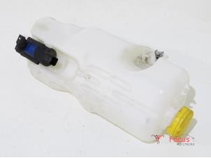 Usagé Réservoir lave-glace avant Renault Twingo III (AH) 1.0 SCe 70 12V Prix € 22,95 Règlement à la marge proposé par Focus Automotive