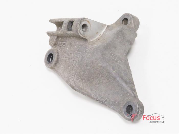 Usagé Support dynamo bas Renault Clio V (RJAB) 1.0 TCe 100 12V Prix € 40,00 Règlement à la marge proposé par Focus Automotive