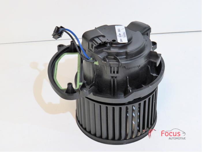 Heating and ventilation fan motor from a Renault Megane IV Estate (RFBK) 1.5 Energy dCi 110 2017