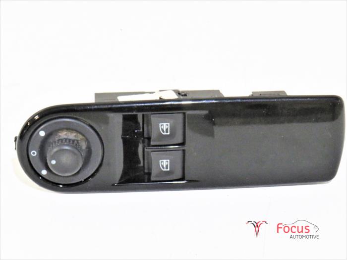 Usados Interruptor combinado de ventanillas Renault Clio IV (5R) 1.5 Energy dCi 90 FAP Precio € 14,95 Norma de margen ofrecido por Focus Automotive