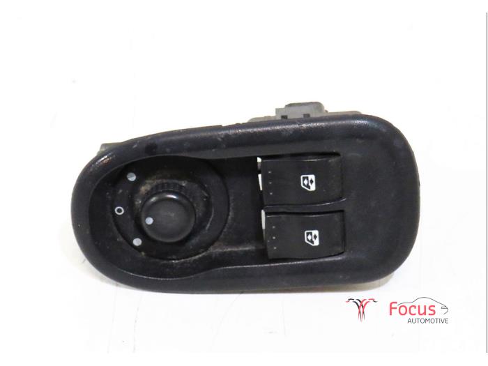 Usados Interruptor combinado de ventanillas Renault Kangoo Express (FW) 1.5 dCi 70 Precio € 15,00 Norma de margen ofrecido por Focus Automotive