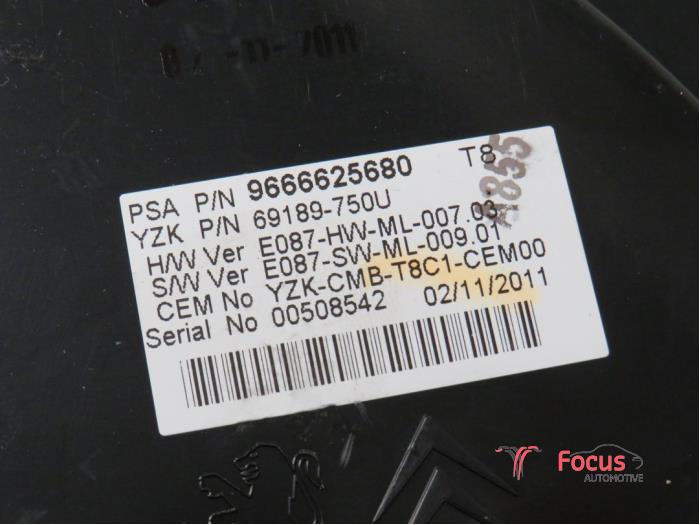 Instrumentenbrett van een Peugeot 5008 I (0A/0E) 1.6 HDiF 16V 2012