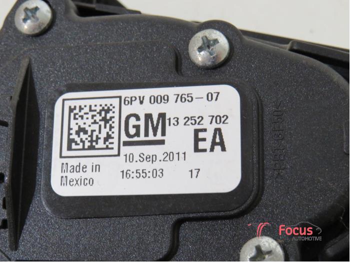 Sensor de posición de acelerador de un Opel Astra J Sports Tourer (PD8/PE8/PF8) 1.7 CDTi 16V 2012