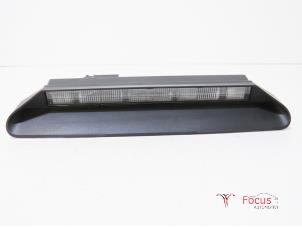 Używane Dodatkowe swiatlo stopu srodek Renault Twingo III (AH) 1.0 SCe 70 12V Cena € 20,00 Procedura marży oferowane przez Focus Automotive