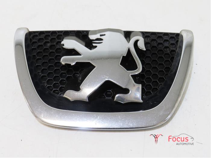 Emblem from a Peugeot Partner (GC/GF/GG/GJ/GK) 1.6 HDI 90 16V 2010