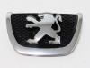 Emblem from a Peugeot Partner (GC/GF/GG/GJ/GK), 2008 / 2018 1.6 HDI 90 16V, Delivery, Diesel, 1.560cc, 66kW (90pk), FWD, DV6ATED4; 9HX, 2008-04 / 2012-02, 7A/B9HX; 7C9HX; 7D9HX; 7E9HX; 7F9HX; GC/GF/GG/GK/GN9HX 2010