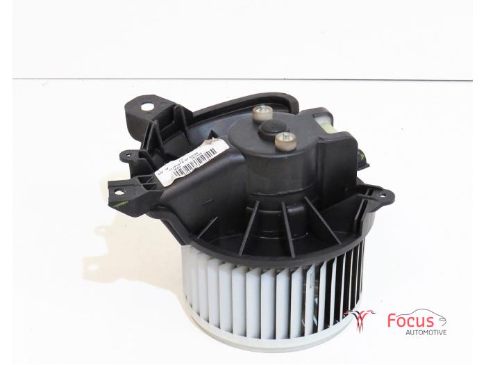 Heating and ventilation fan motor from a Opel Corsa E 1.2 16V 2018