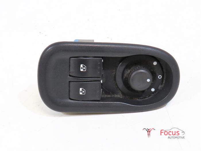 Usados Interruptor combinado de ventanillas Opel Movano 2.3 CDTi 16V FWD Precio € 18,15 IVA incluido ofrecido por Focus Automotive