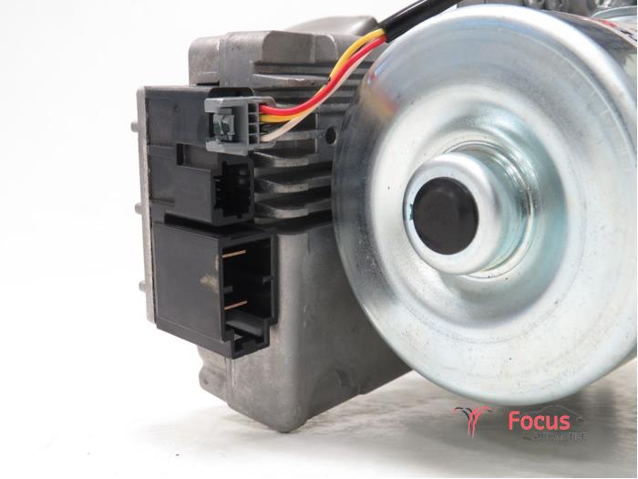 Power steering pump from a Renault Captur (2R) 1.5 Energy dCi 90 FAP 2016