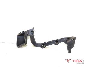 Używane Wspornik zderzaka prawy tyl Ford Focus 3 Wagon 1.6 TDCi Cena € 10,00 Procedura marży oferowane przez Focus Automotive