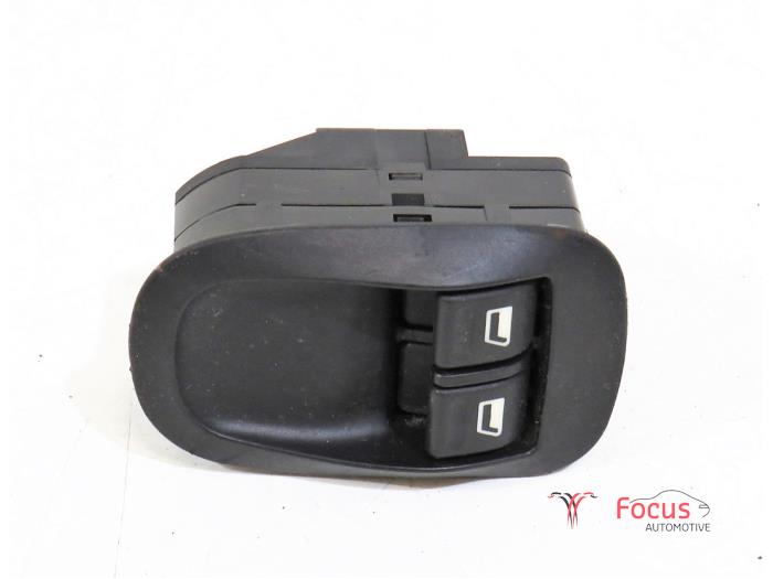 Usados Interruptor combinado de ventanillas Peugeot 206+ (2L/M) 1.1 XR,XS Precio € 5,00 Norma de margen ofrecido por Focus Automotive